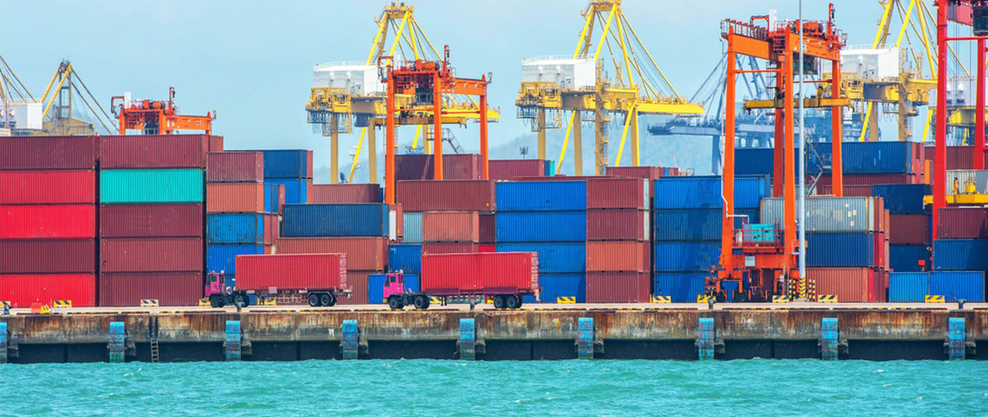 満杯のコンテナポート-1