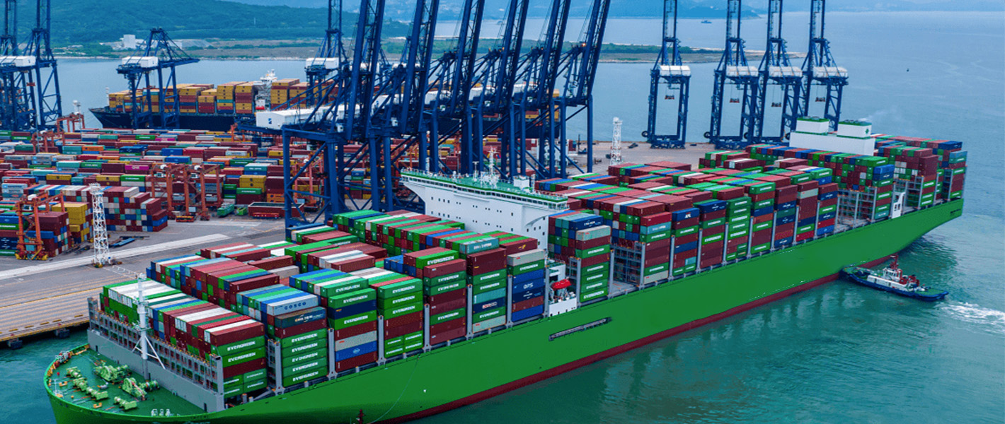 波止場のコンテナ船