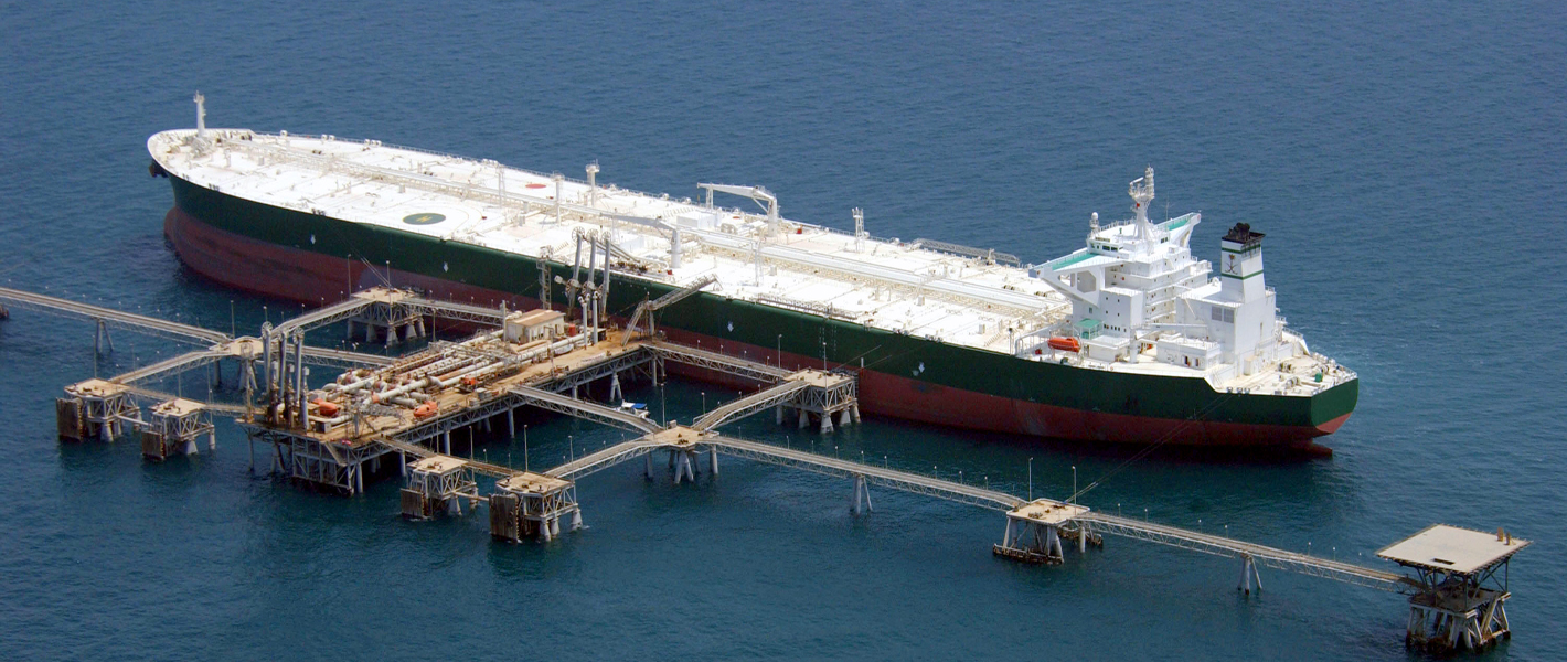 石油タンカーへの積み込み