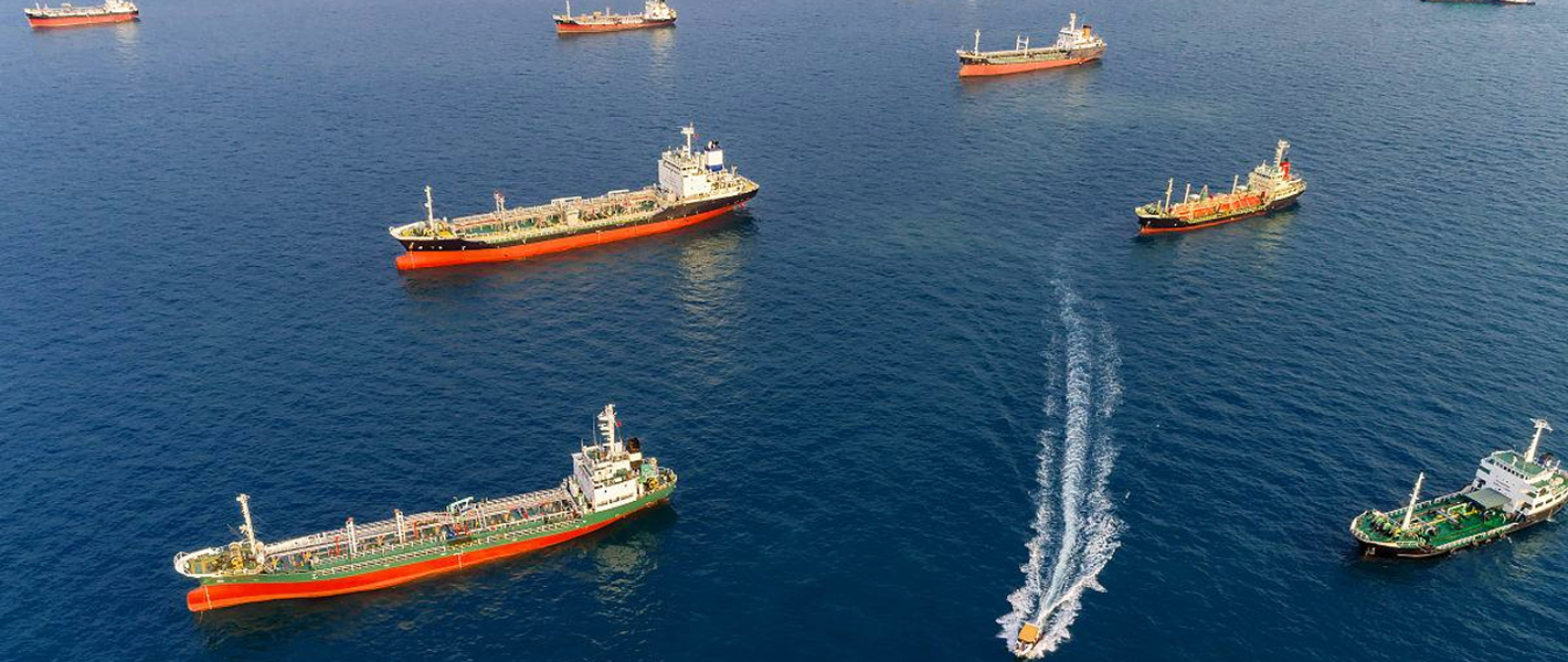 海上を航行する石油タンカー